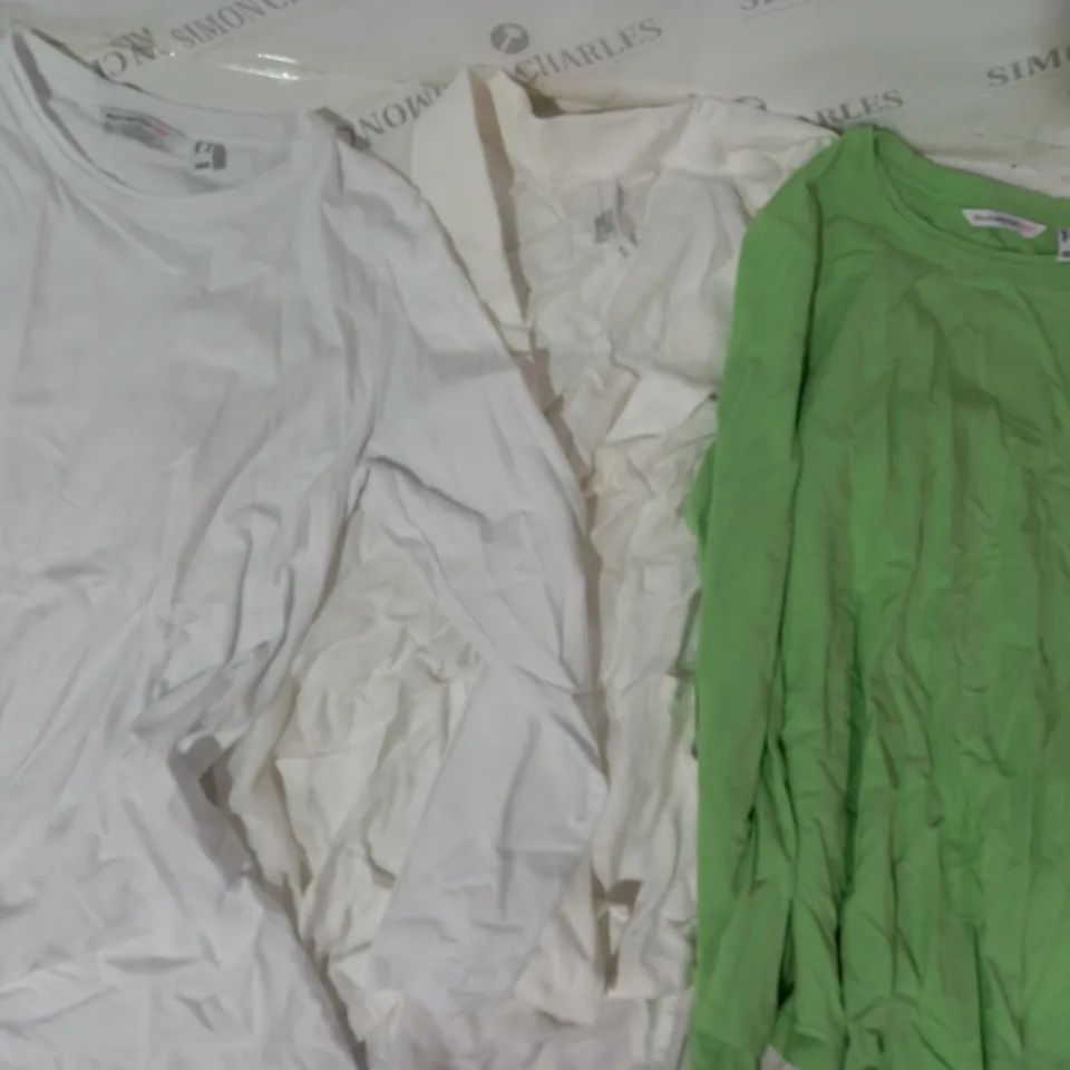 BOX OF APPROXIMATELY 10 ASSORTED CLOTHING ITEMS IN VARIOUS STYLES AND SIZES TO INCLUDE WYNNE LAYERS, ISAACMIZRAHILIVE, ETC