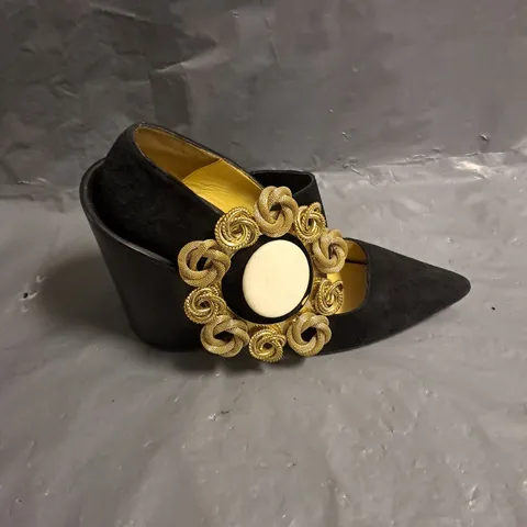 PAIR OF JACQUEMUS BLOCK HEEL POINT TOE HEEL IN BLACK SUEDE SIZE EU 36