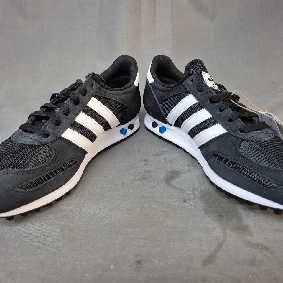 BOXED PAIR OF ADIDAS LA TRAINERS IN BLACK/WHITE UK SIZE 9