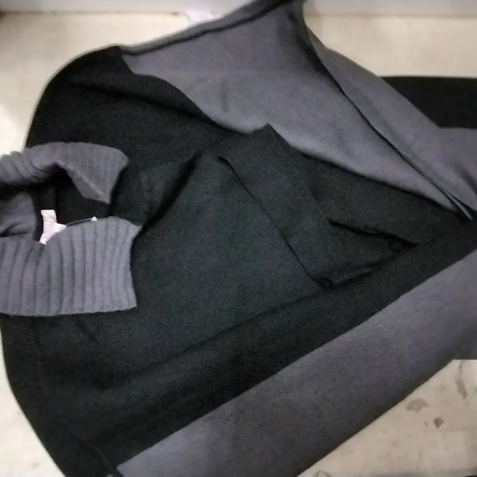 BOX CONTAINING NINA LEONARD  LIGHT BLUE DENIM DRESS SIZE  L , 4 PCS , 3 PCSBLACK DENIM DRESS SIZE 3XL AND 7 BLACK PONCHOS SIZE 3XL