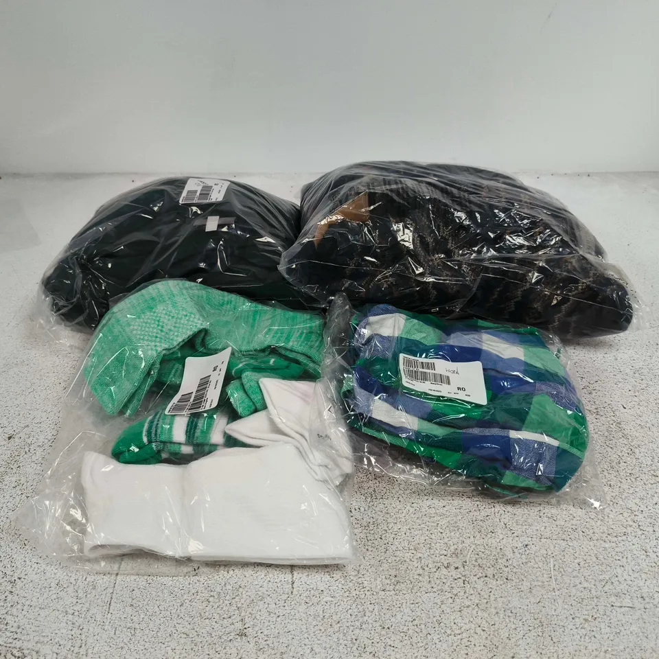 BOX OF APPROXIMATELY 25 ASSORTED CLOTHING ITEMS TO INCLUDE MUK LUK, TOMMIE COPPER ETC