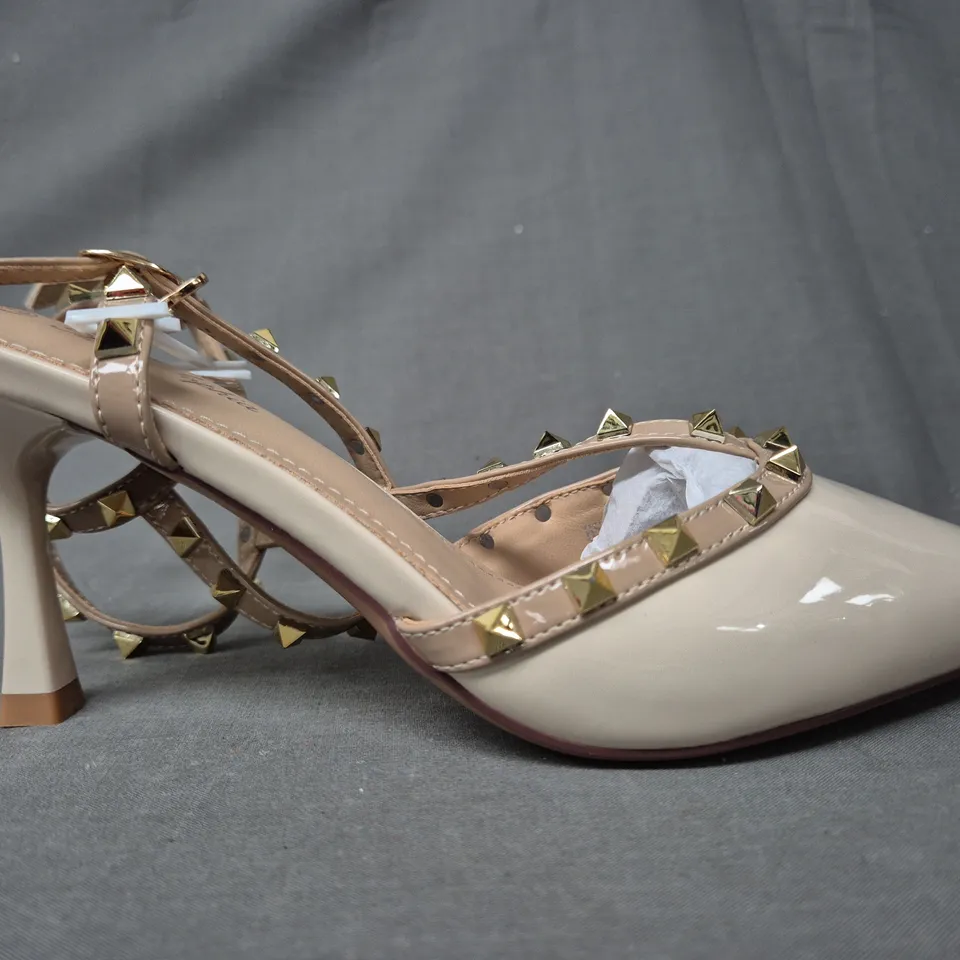 BOXED PAIR OF MISS SOPHIA POINTED TOE HEELED SHOES IN OFF WHITE W. GOLD EFFECT STUDS EU SIZE 39