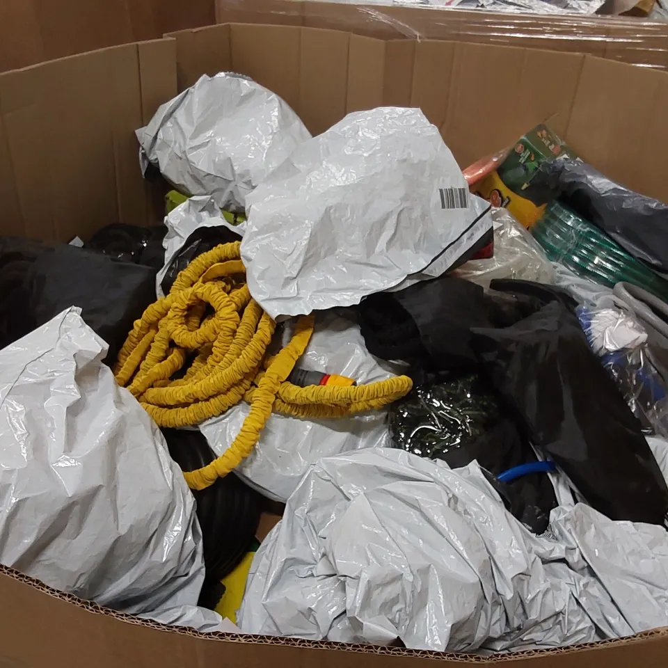 PALLET OF ASSORTED HOSE PIPES AND RELATED GARDEN PRODUCTS ETC