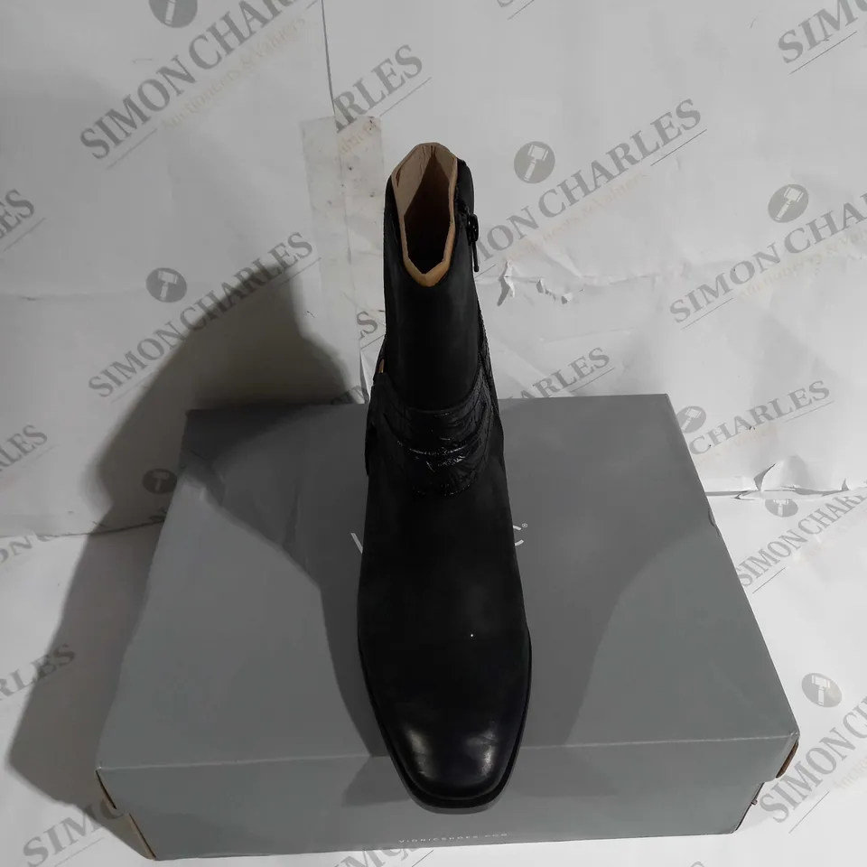 BOXED PAIR OF VIONIC CARNLIA ANKLE BOOT BLACK SIZE 6