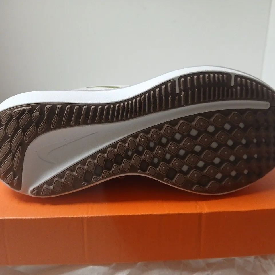 BOXED PAIR OF NIKE W AIR WINFLO 10 RUNNING SHOES – WOMEN'S UK5