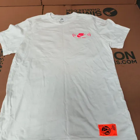 NIKE GRAPHIC TEE - SIZE LARGE M