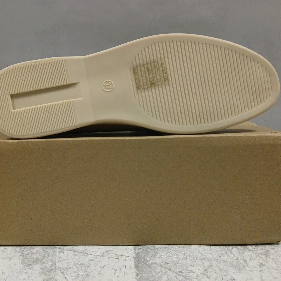 BOXED PAIR OF UNBRANDED LOAFERS IN SANDSTONE SIZE EU 37