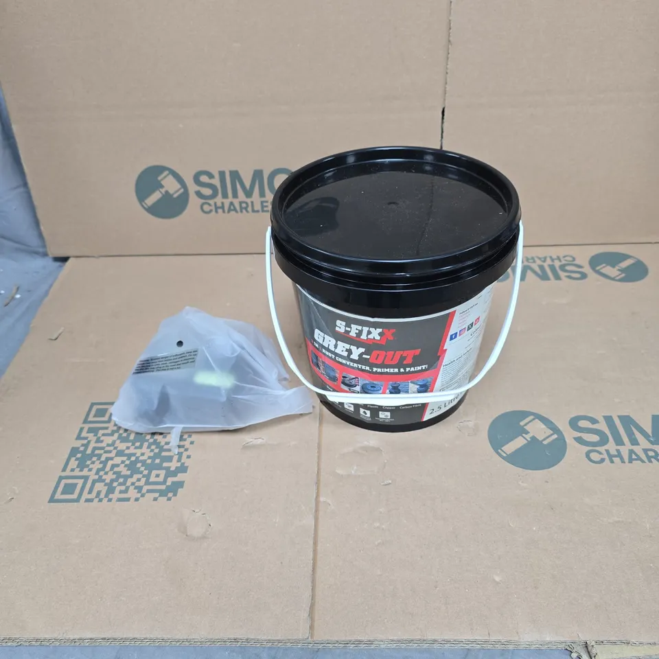 BOX OF APPROXIMATELY 12 ASSORTED ITEMS TO INCLUDE WATER TIMER, GREY OUT PAINT ETC