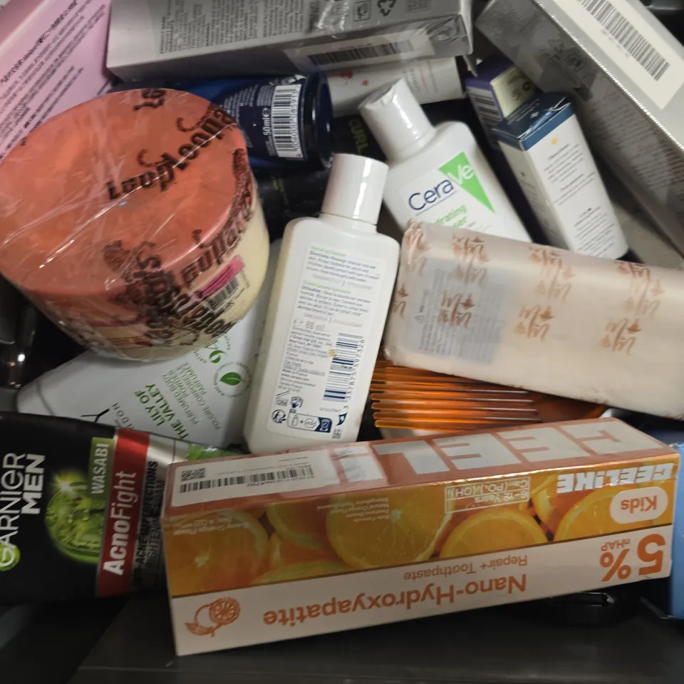 APPROXIMATELY 20 ASSORTED COSMETIC ITEMS TO INCLUDE CERAVE, PARODONTAX, ETC - COLLECTION ONLY