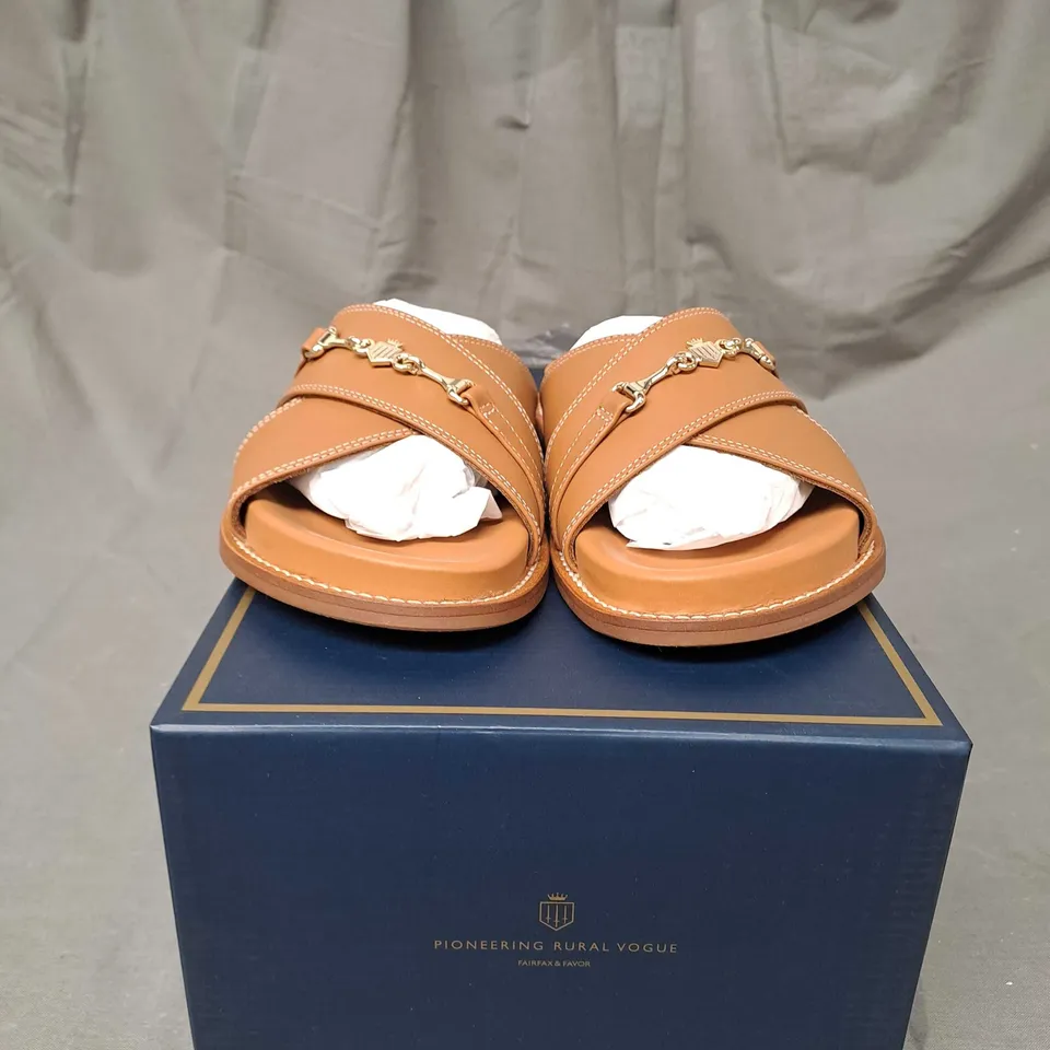 BOXED PAIR OF FAIRFAX & FAVOR LADIES SOUTHWOLD LEATHER SANDAL SIZE 5