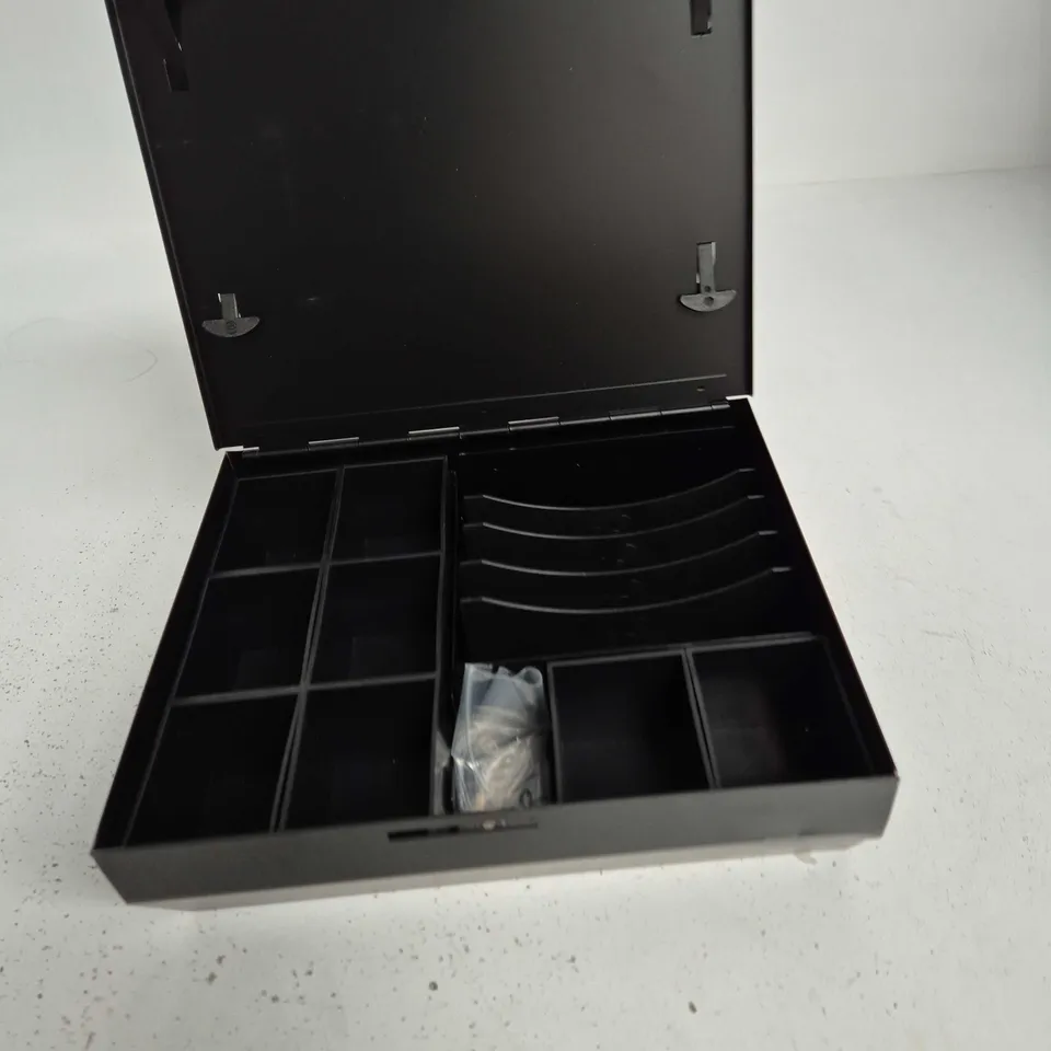 BOX OF APPROXIMATELY 14 ASSORTED ITEMS TO INCLUDE: TILL LOCKBOX WITH KEYS