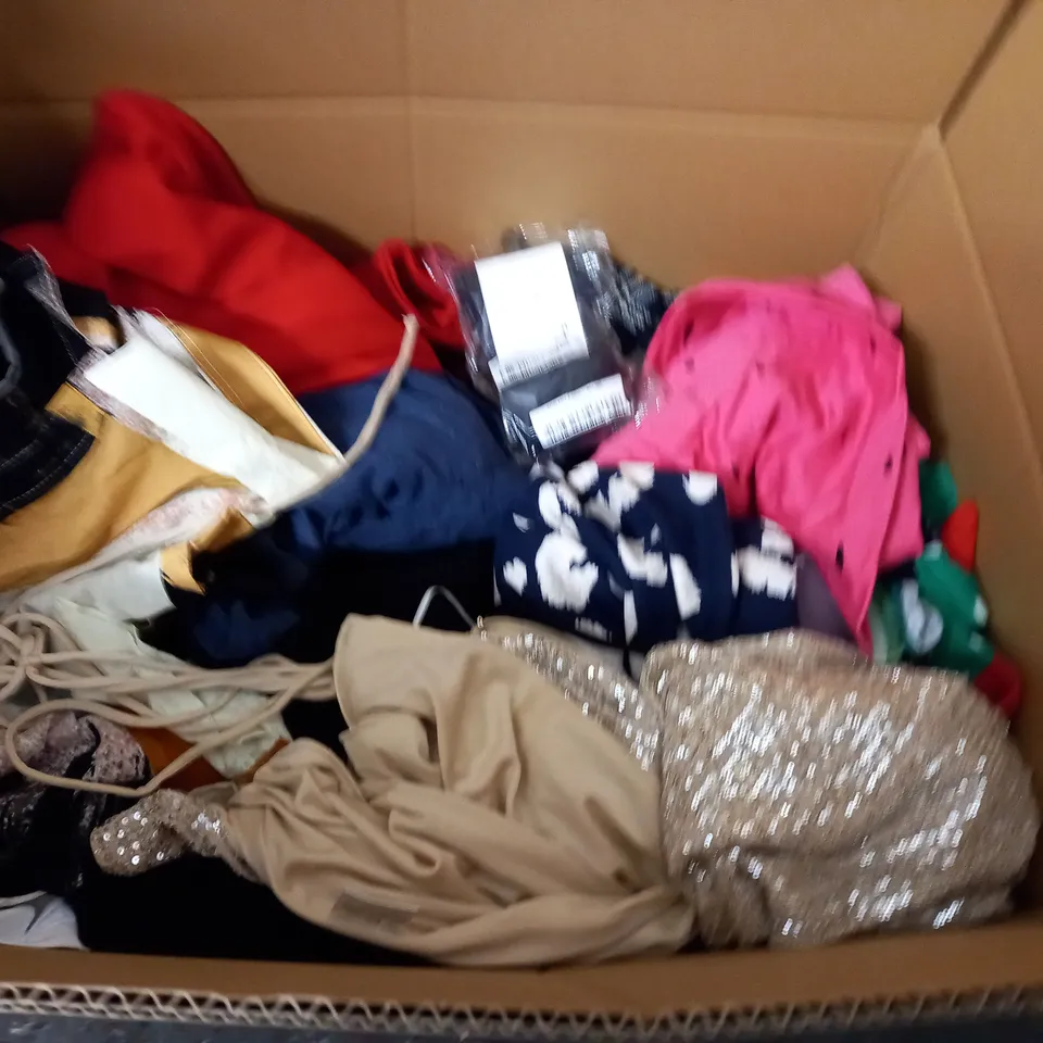 LARGE QUANTITY OF ASSORTED CLOTHING ITEMS TO INCLUDE PRETTYLITTLETHING, BONMARCHE AND CYRILLUS