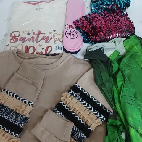 BOX OF APPROXIMATELY 25 ASSORTED CLOTHING ITEMS TO INCUDE - SOCKS , JUMPER , T-SHIRT ETC