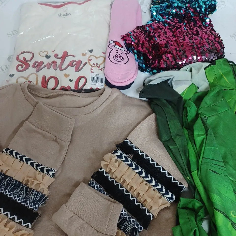 BOX OF APPROXIMATELY 25 ASSORTED CLOTHING ITEMS TO INCUDE - SOCKS , JUMPER , T-SHIRT ETC