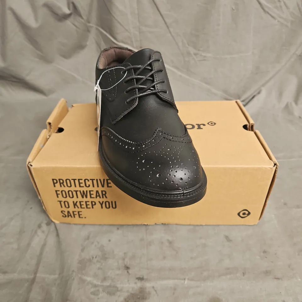 BOXED PAIR OF CONTRACTOR RADON BROGUE SHOES IN BLACK SIZE UK 10
