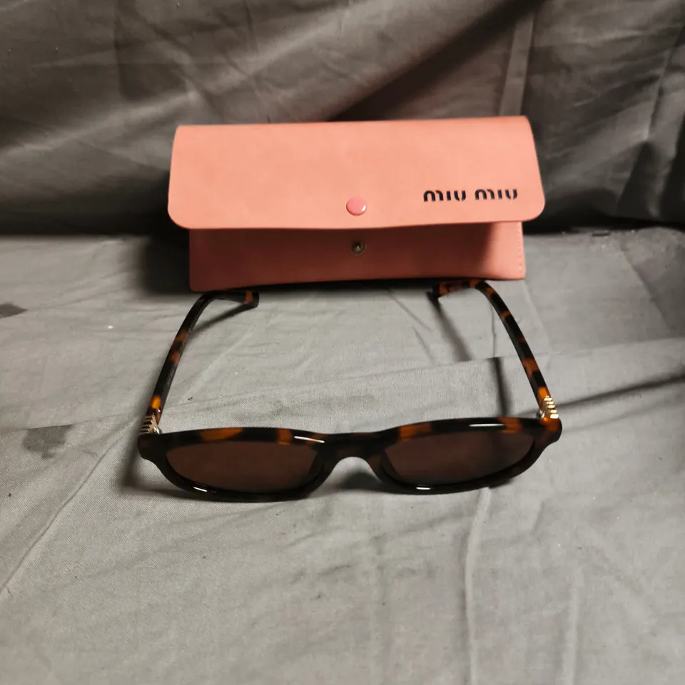 MIU MIU SUNGLASSES – TORTOISESHELL FRAME WITH PINK CASE
