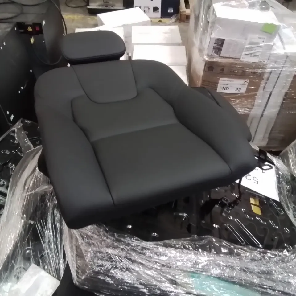 PALLET CONTAINING A LARGE QUANTITY OF CAR SEATS 