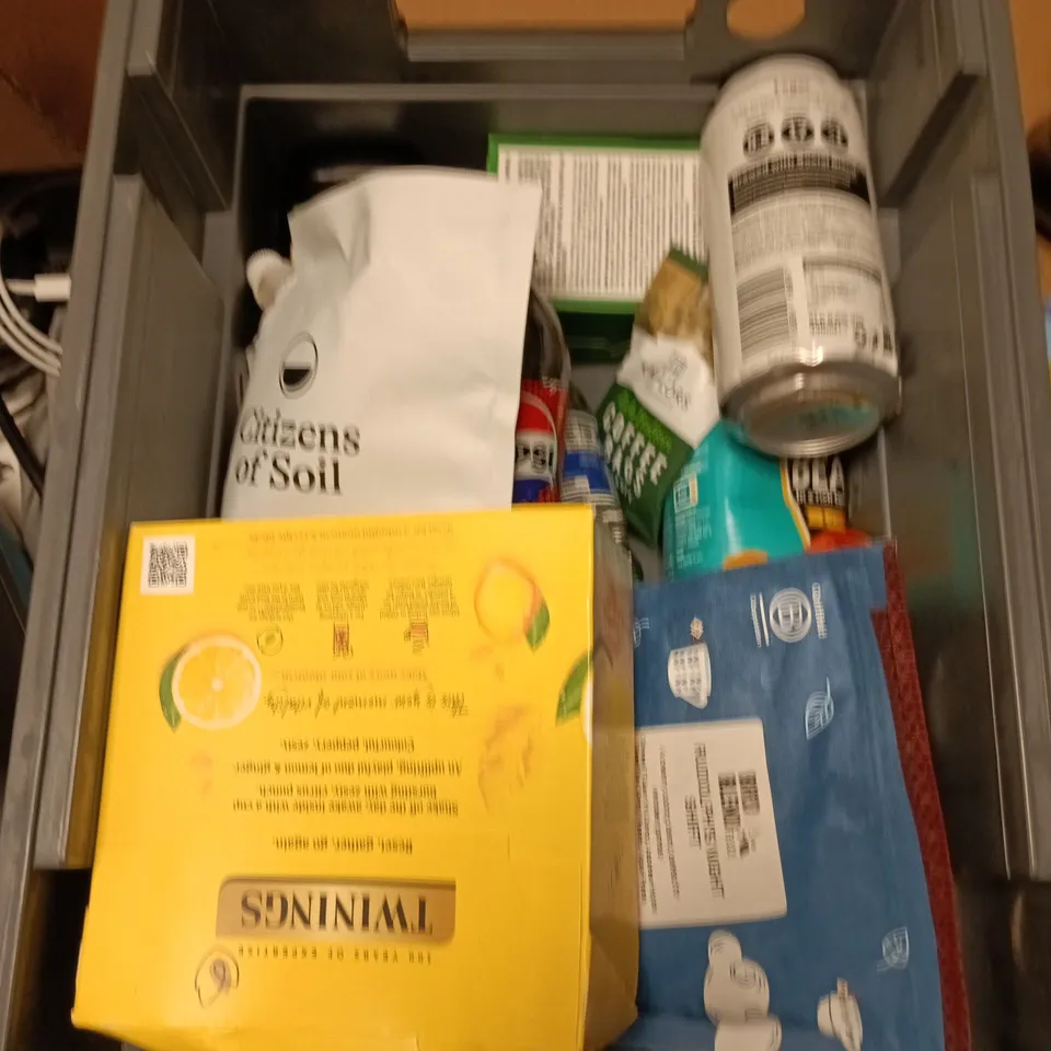 APPROXIMATELY 18 ASSORTED FOOD AND DRINK ITEMS TO INCLUDE - PEPSI MAX TROPICAL, BLACK CHICKPEAS AND FLYING GOOSE HOISIN SAUCE