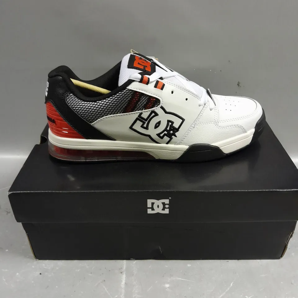 BOXED PAIR OF DC MENS VERSATILE TRAINERS - 8.5