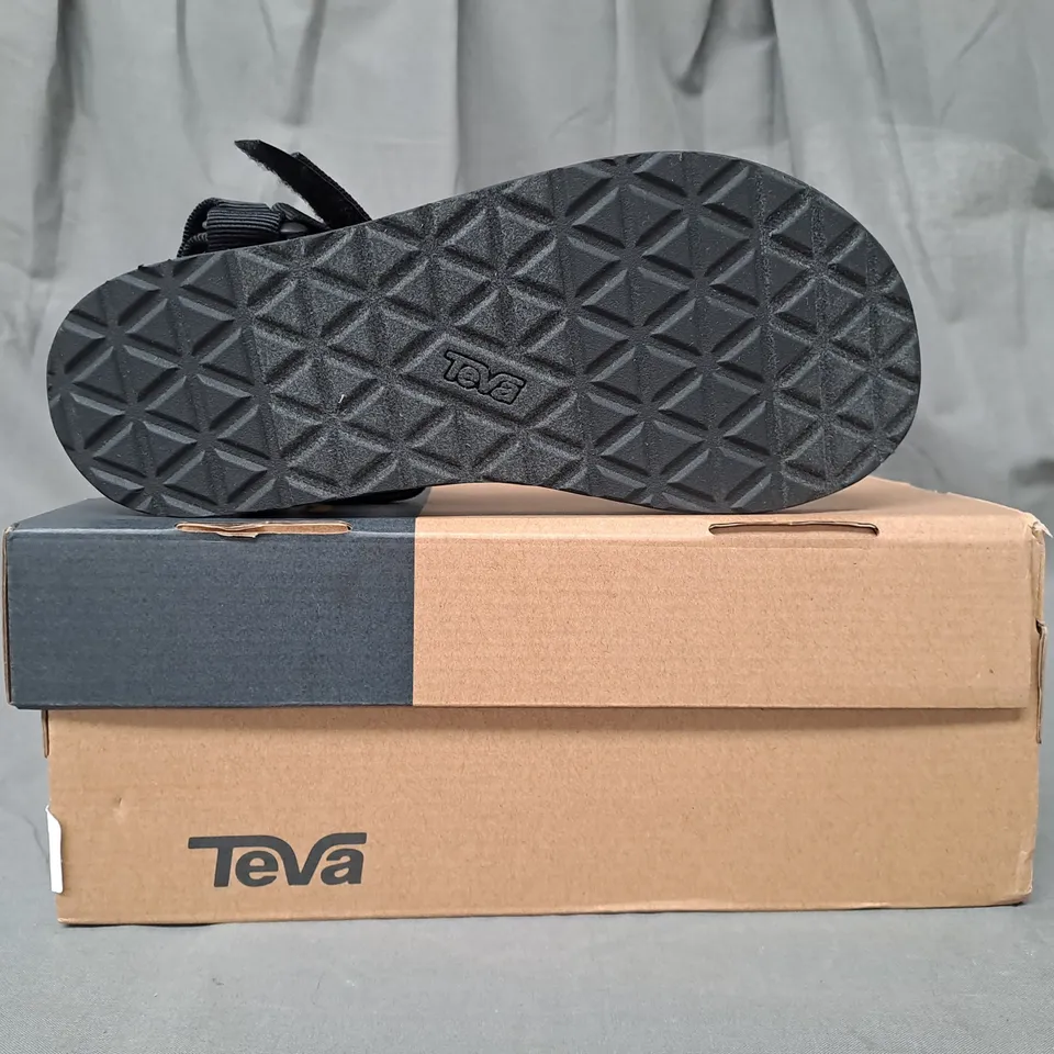 BOXED PAIR OF TEVA OPEN TOE SANDALS IN BLACK UK SIZE 6