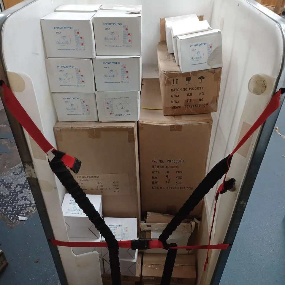 lot containg various light fittings and mounts, to include flush mounts models ldl7403,ldl7,4l522