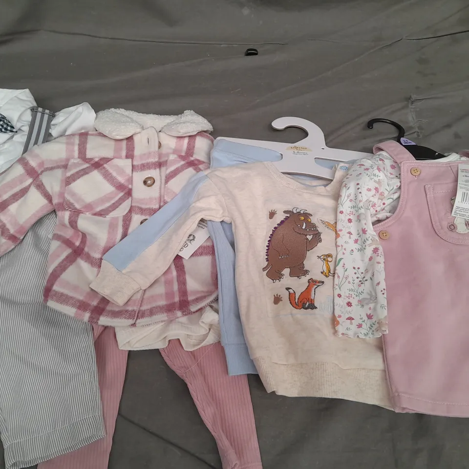 APPROXIMATELY 10 ASSORTED KIDS CLOTHING TO INCLUDE MINECRAFT HOODIE 7-8 YEARS, GEORGE JACKET 10-11 YEARS, GRUFFALO BABY 3-6 MONTHS, FRED & FLO 3-6 MONTHS