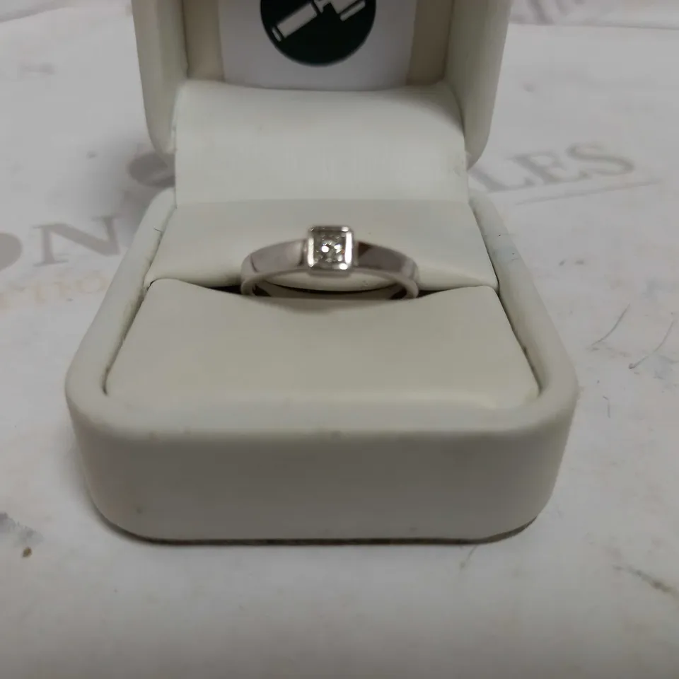 DESIGNER 18CT WHITE GOLD SOLITAIRE RING RUB-OVER SET WITH A PRINCESS CUT DIAMOND