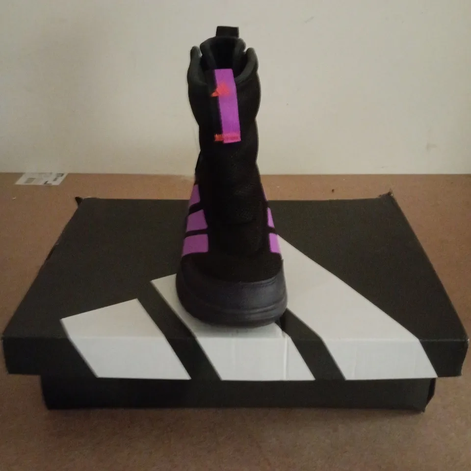 BOXED PAIR OF ADIDAS WINTERPLAY CHILDRENS BOOTS IN BLACK - UK 13.5