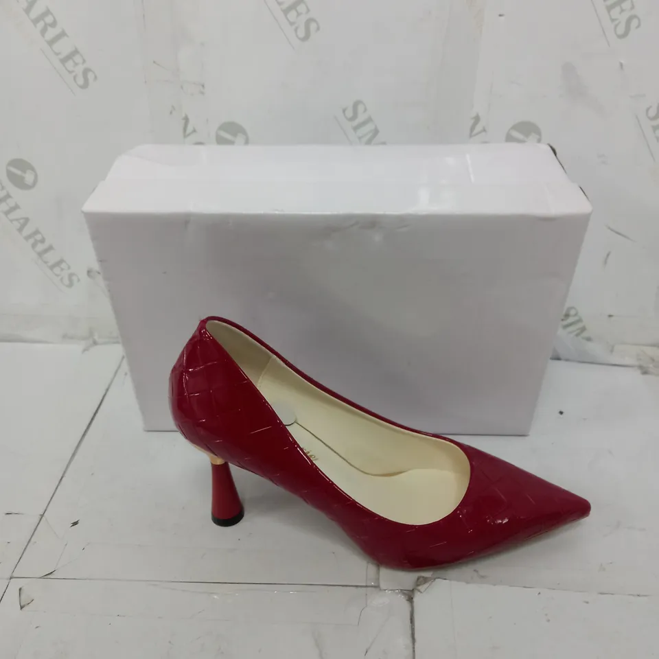 BOXED PAIR OF LIGUANNIXIE RUBY RED POINTED HEELS SIZE 39