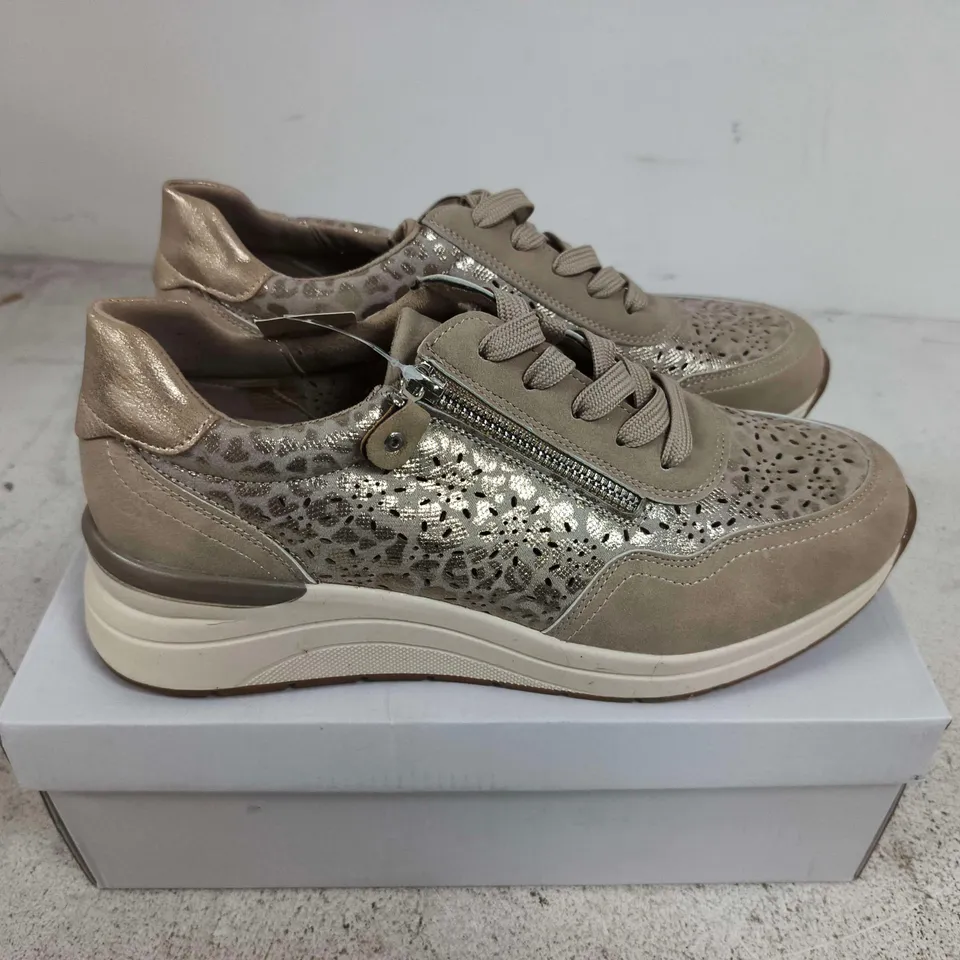 BOXED PAIR OF SHOES BY EMMA BEIGE SHOREDITCH-STYLE TRAINERS WITH SIDE ZIP – UK 7