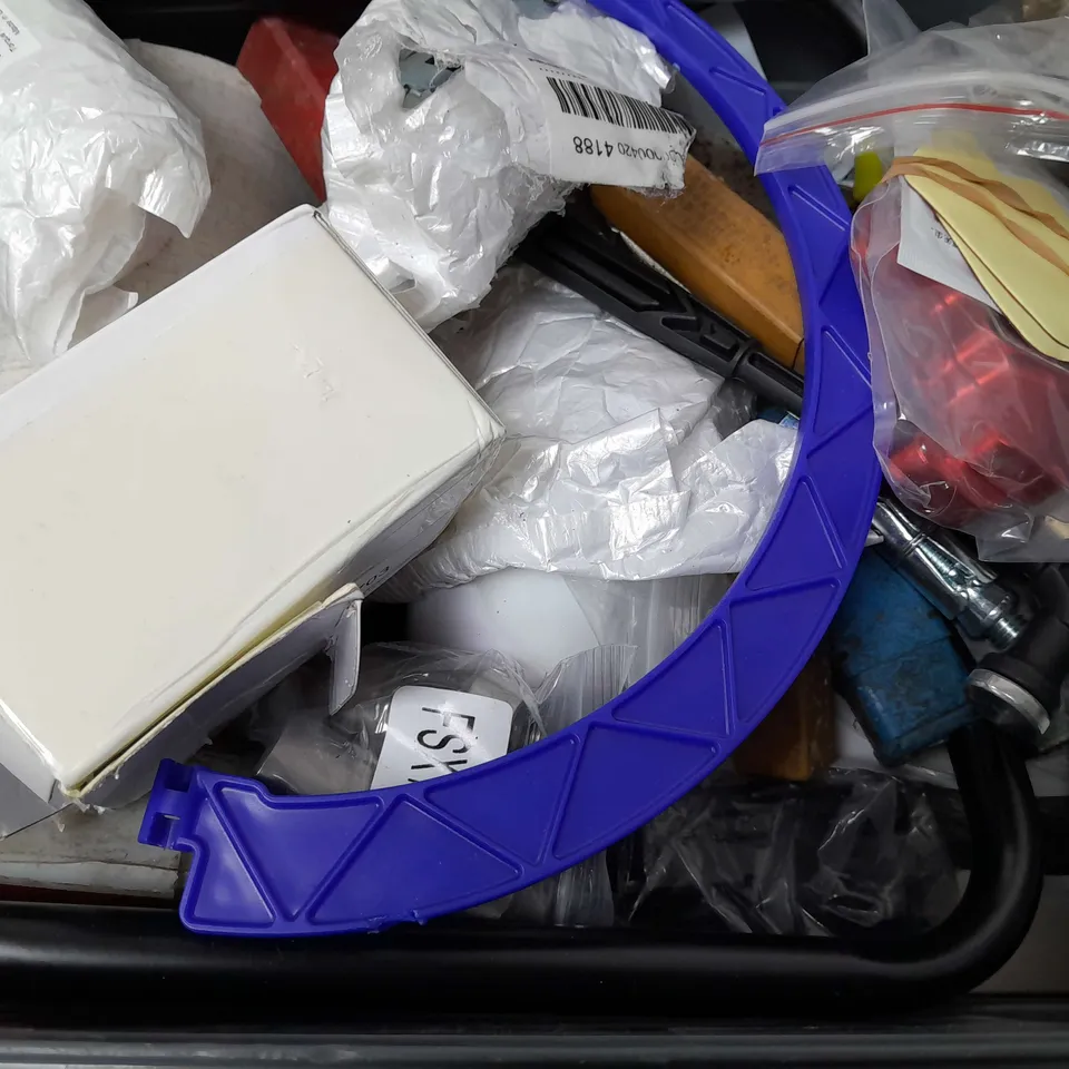 BOX OF APPROXIMATELY 14 ASSORTED ITEMS TO INCLUDE - POOPER STAR SPRAY , 360 FOOD NET , WATERBOTTLE ETC
