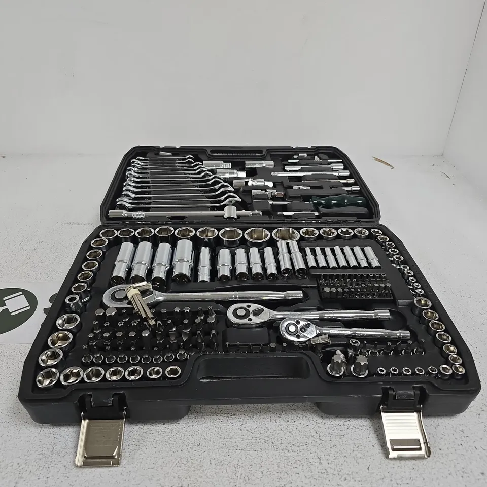 216 PIECE SOCKET/RATCHET SET IN BLACK CASE