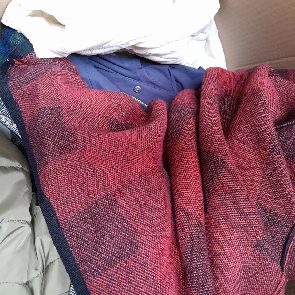 BOX OF APPROXIMATELY 15 ASSORTED CLOTHING AND FASHION ITEMS IN VARIOUS STYLES AND SIZES TO INCLUDE CENTIGRADE, SEASALT, D & CO, ETC - COLLECTION ONLY