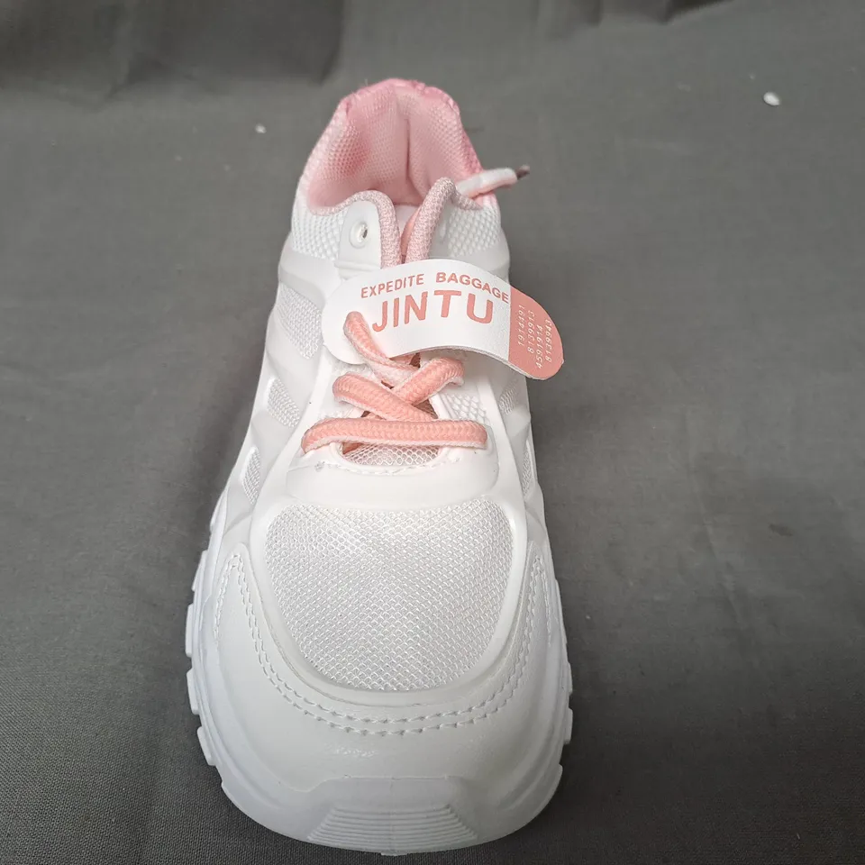 BOXED PAIR OF JINTU KIDS SHOES IN WHITE/PINK GRADIENT EU SIZE 32