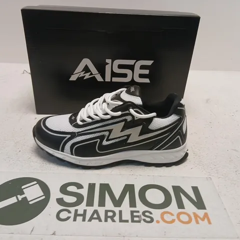 AISE COSMO RUNNER TRAINERS – UK 9 (EU 43)