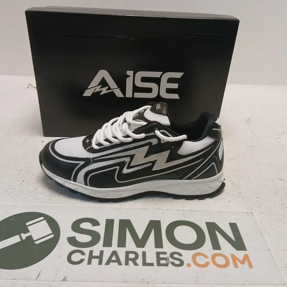 AISE COSMO RUNNER TRAINERS – UK 9 (EU 43)