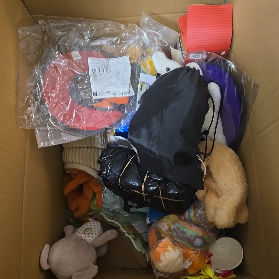 BOX OF APPROXIMATELY 25 ASSORTED TOY ITEMS TO INCLUDE MOANA 2 SOFT TOY, CRAYOLA TWISTABLES, SCRABBLE SET, FIFA FOOTBALL ETC