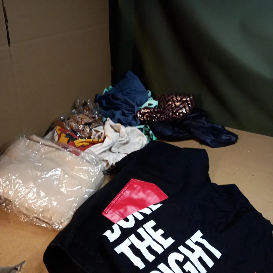 LOT OF APPROX. 50 ASSORTED CLOTHING ITEMS 