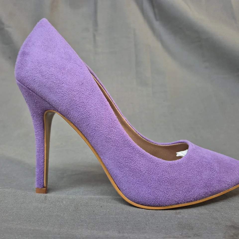 BOXED PAIR OF WHERE'S THAT FROM POINTED TOE FAUX SUEDE HEELED SHOES IN LILAC UK SIZE 5