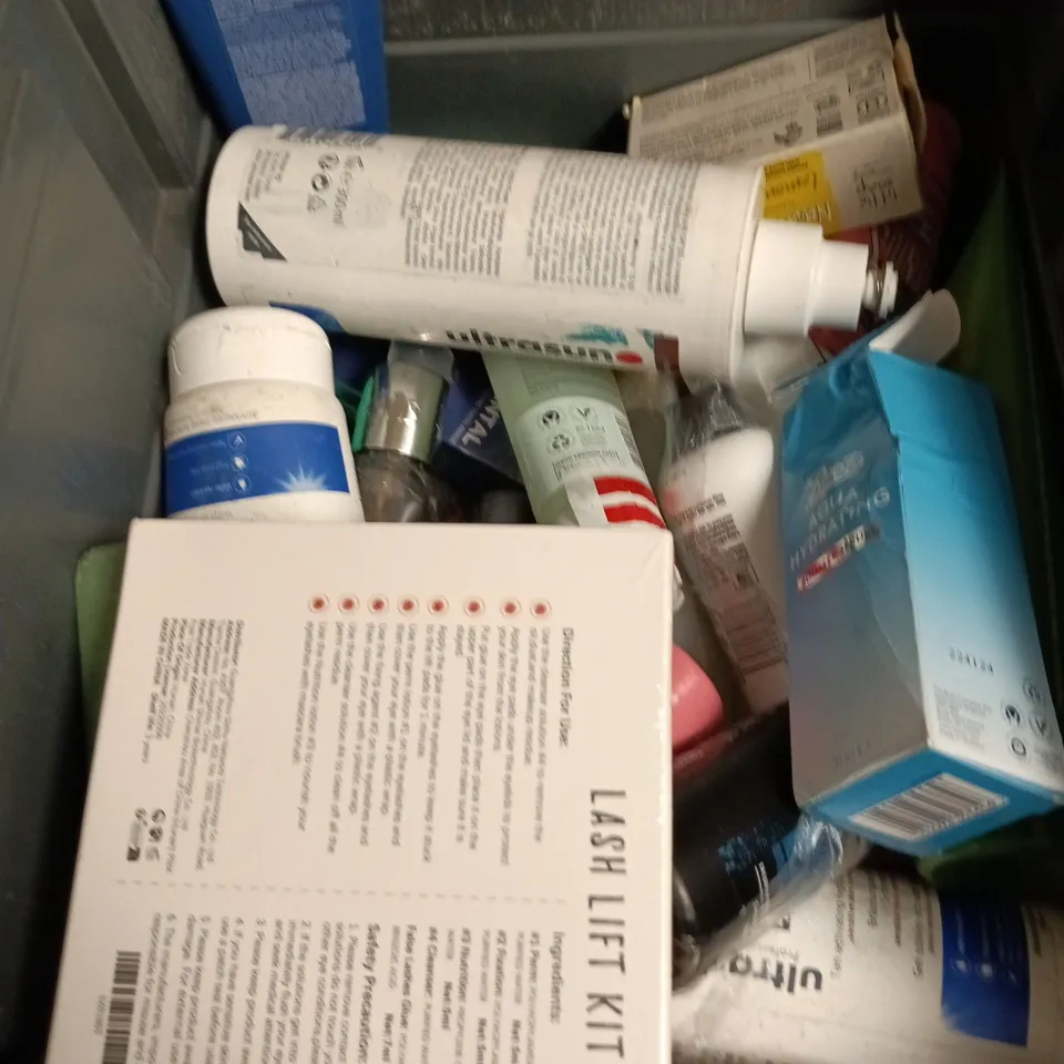 APPROXIMATEY 20 ASSORTED HEALTH AND BEAUTY PRODUCTS TO INCLUDE - DOVE SCALP AND HAIR THERAPY - BULLDOG FACE WASH AND FAITH IN NATURE SOAP BAR