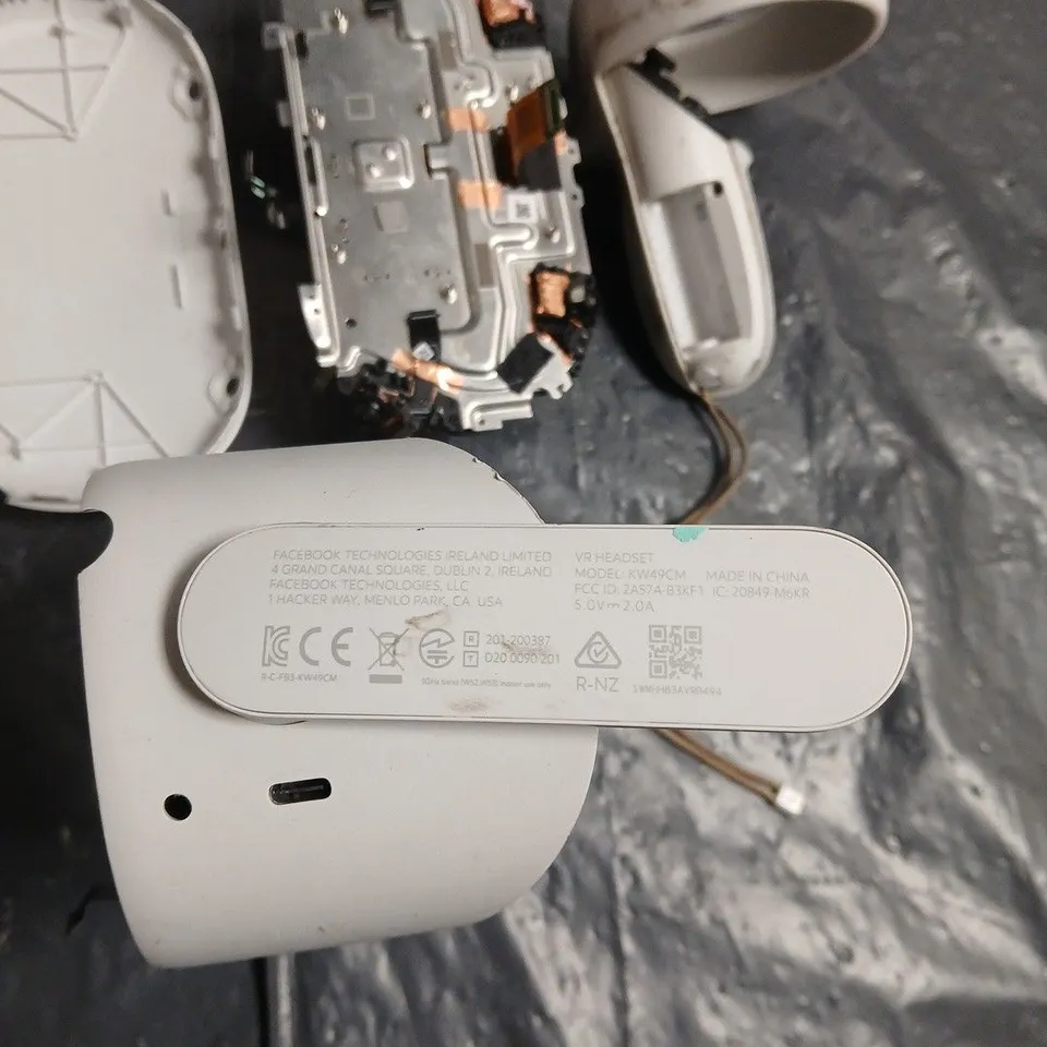 OCULUS FACEBOOK VR HEADSET MODEL KW49CM – DISASSEMBLED COMPONENTS