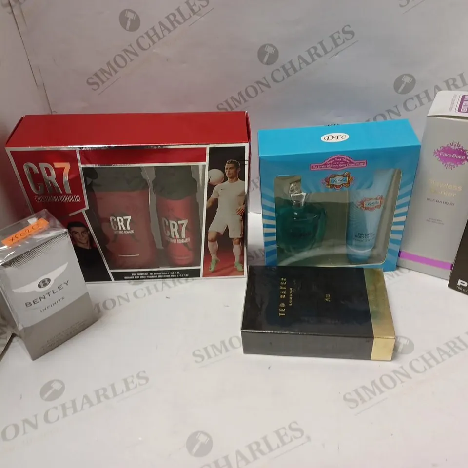 LOT OF APPROXIMATELY 35 FRAGRANCES AND SPRAYS TO INCLUDE CR7 SPRAY SET, POLICE EAU DE TOILETTE, BENTLEY INFINITE, ETC
