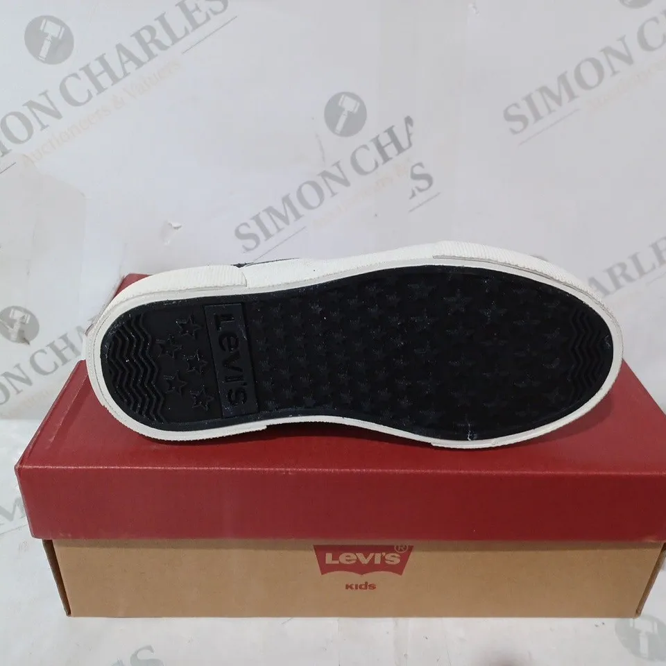 BOXED LEVIS PHILLY CANVAS LOW CHILDRENS TRAINER - UK 10 1/2 