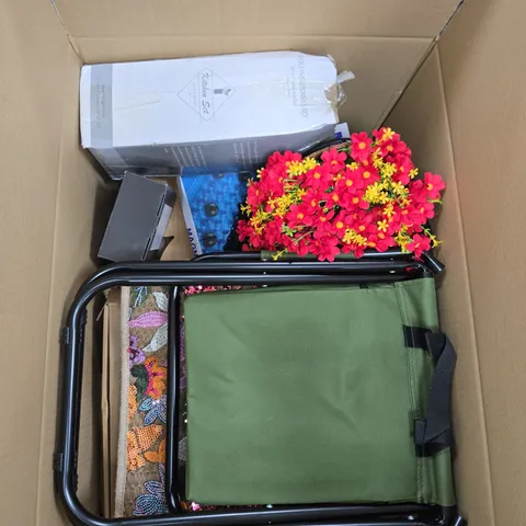 APPROXIMATELY 25 ASSORTED HOUSEHOLD PRODUCTS TO INCLUDE SILICONE UTINISEL SET, ARTIFICIAL FLOWERS AND CAMPING CHAIR - COLLECTION ONLY 