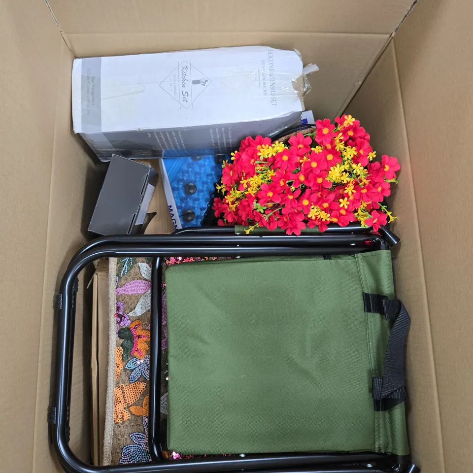 APPROXIMATELY 25 ASSORTED HOUSEHOLD PRODUCTS TO INCLUDE SILICONE UTINISEL SET, ARTIFICIAL FLOWERS AND CAMPING CHAIR - COLLECTION ONLY 