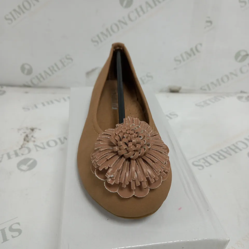 BOX OF APPROXIMATELY 20 PAIRS OF FLAT KHAKI LOW SHOES