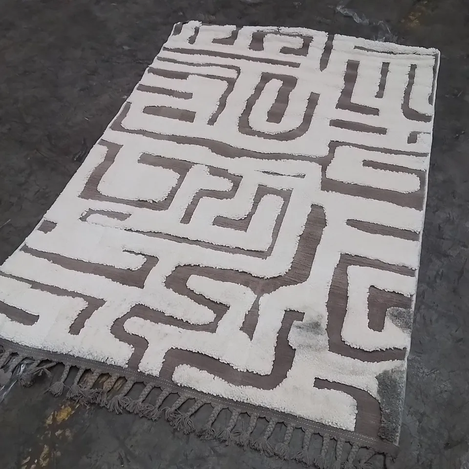 QUALITY DESIGNER AREA RUG - APPROXIMATELY 170X120CM