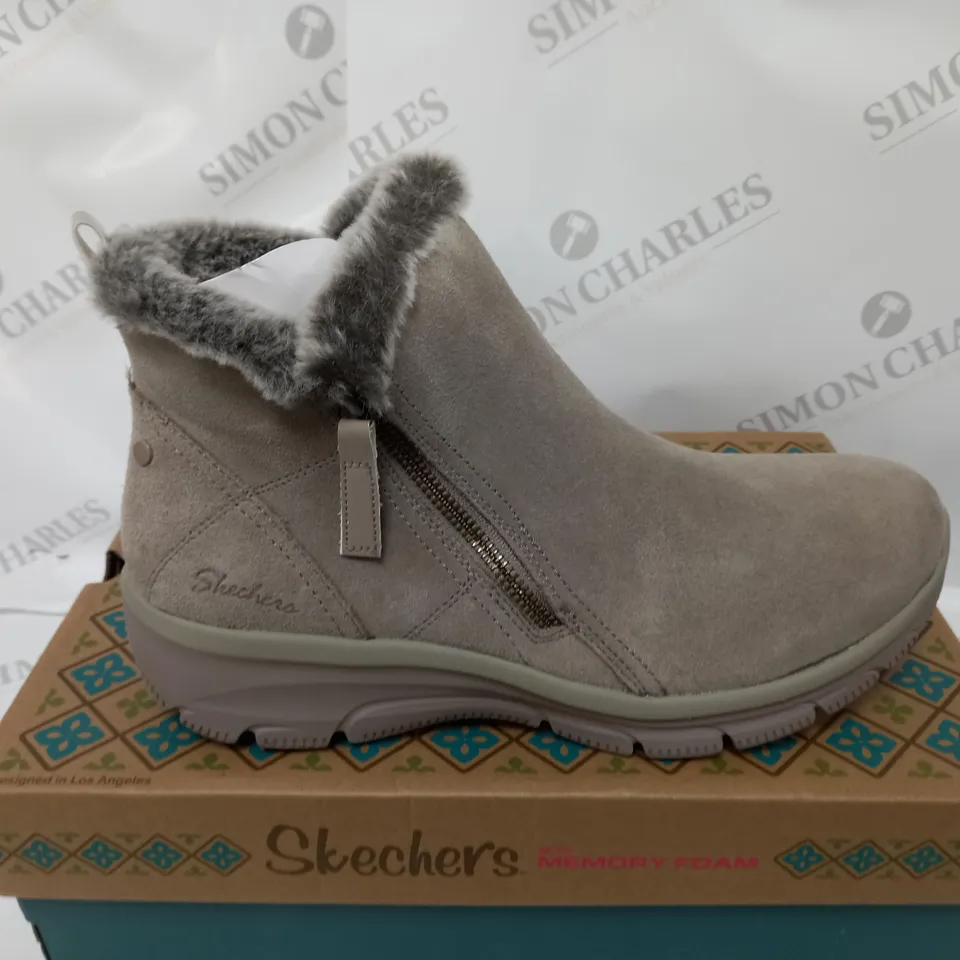 BOXED PAIR OF SKECHERS HIGH ZIP BOOTS MUSHROOM SIZE 8