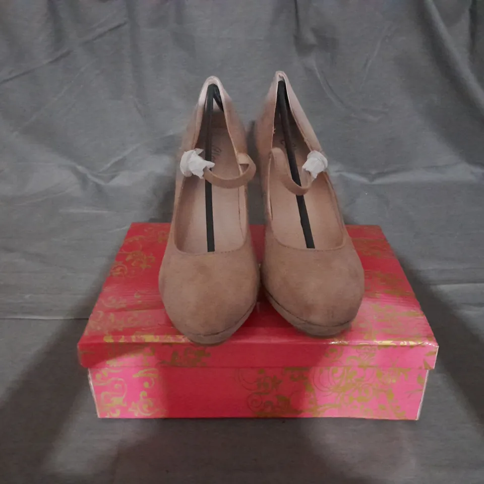 APPROXIMATELY 10 BOXED PAIR OF HEELED SHOES IN VARIOUS SIZES TO INCLUDE SIZE 40EU