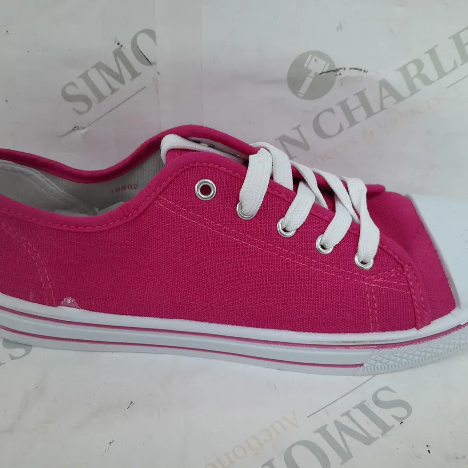 BOXED PAIR OF REDFISH LACE UP LOWS IN PINK - SIZE 7